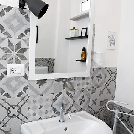 Oda ve Kahvaltı Santu Bustianu Orgosolo